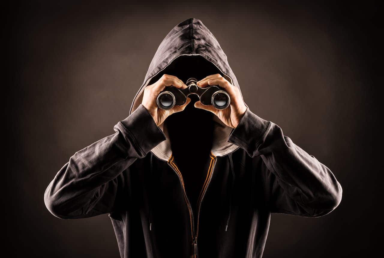 hacker observando com binóculo
