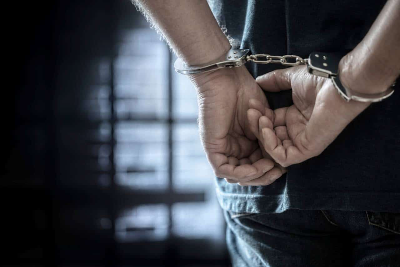 imagem mostra parte do corpo de um homem de costas algemado