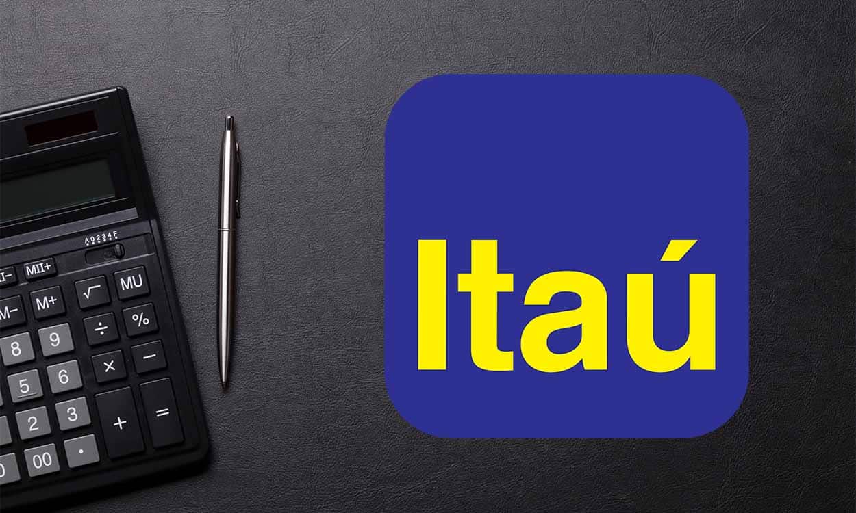 Fundo cinza com calculadora e caneta ao lado. Em destaque está o símbolo do banco Itaú.