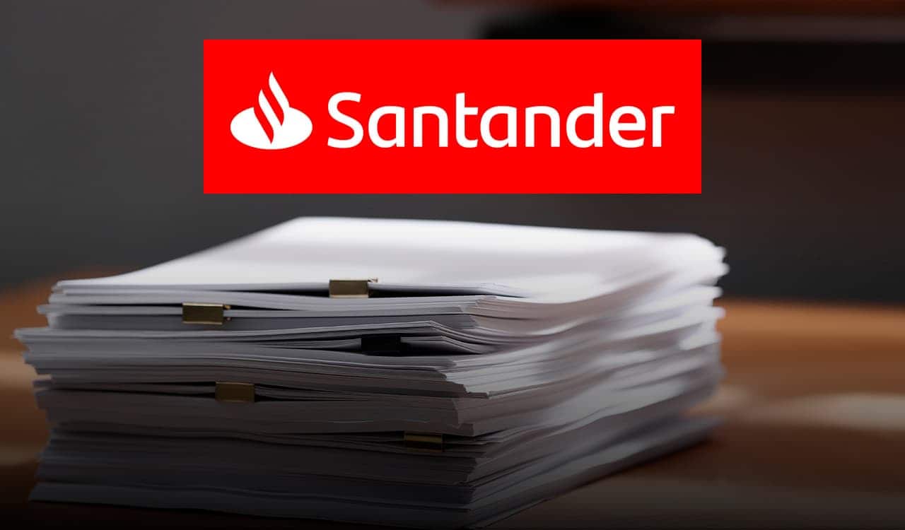 logo do banco Santander no centro, ao fundo uma pilha de documentos em cima de uma mesa