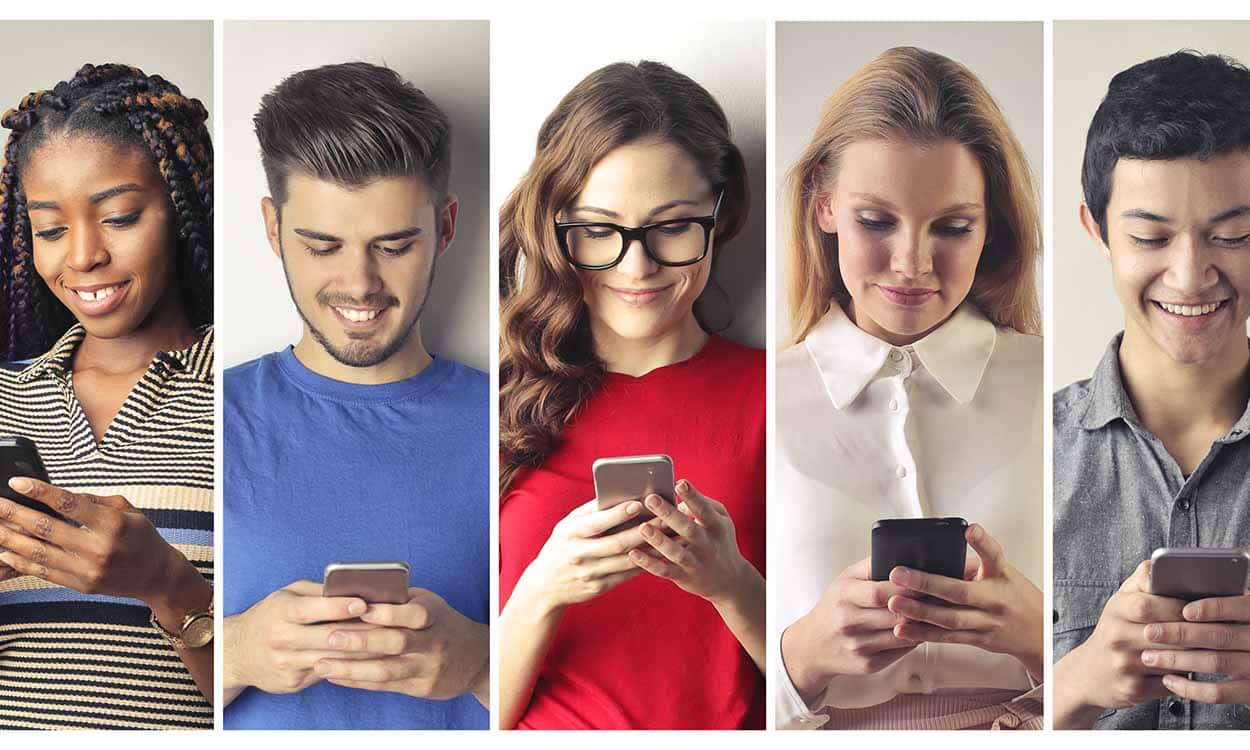 Cinco pessoas sorridentes utilizando aparelhos celulares. A imagem apresenta divisões, indicando que as pessoas não estavam juntas ao mesmo tempo na hora das fotografias.