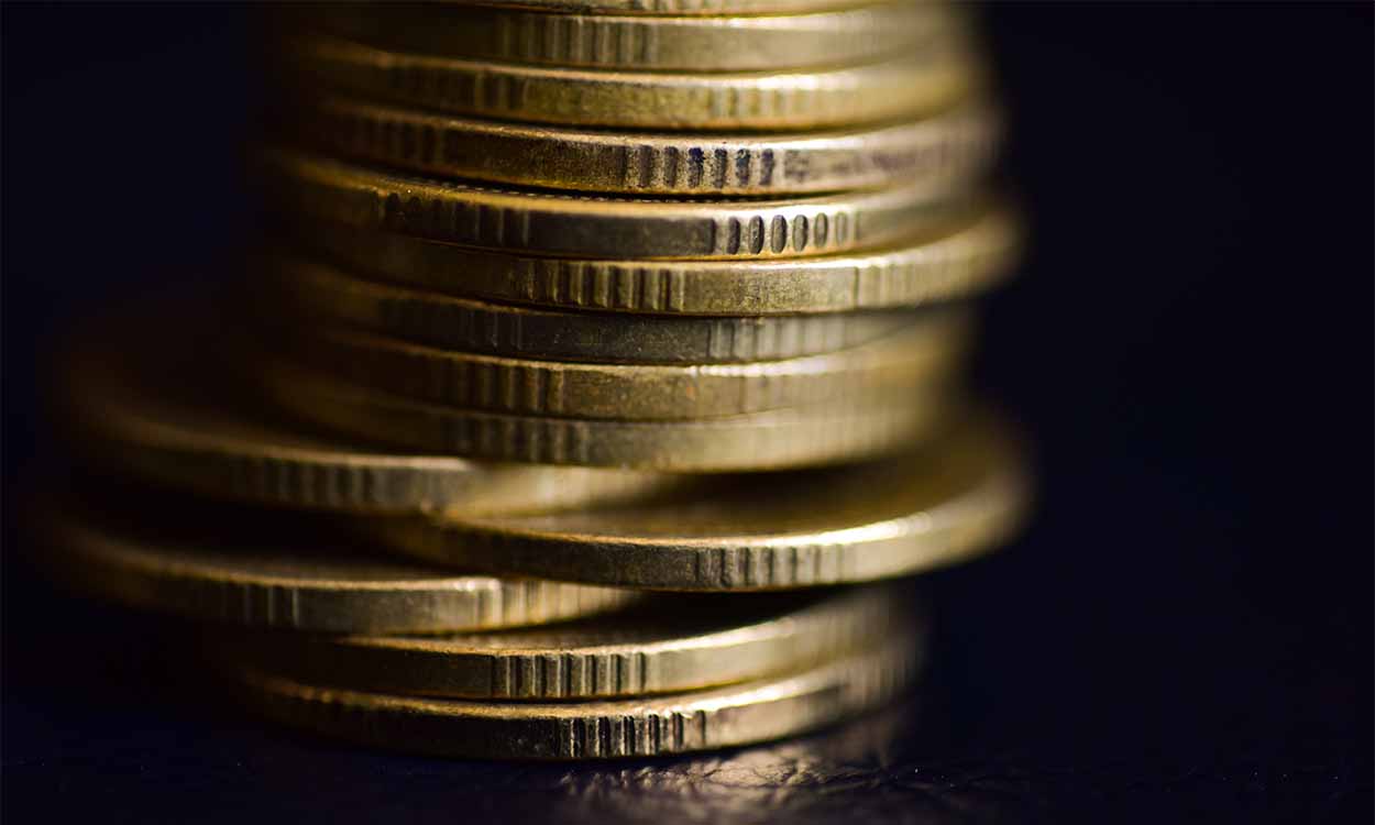 Moedas de ouro empilhadas.