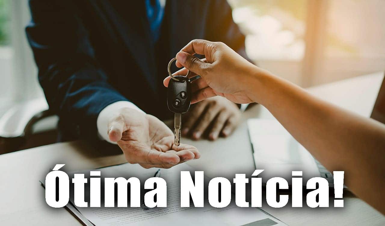 vendedor entregando a chave do carro a cliente