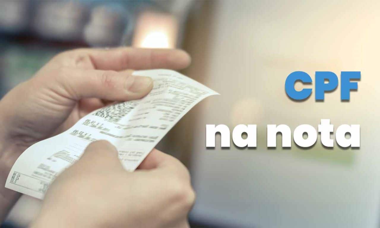 Pessoa segurando nota fiscal e ao lado direito está escrito: "CPF na nota", colocada por meio de edição.