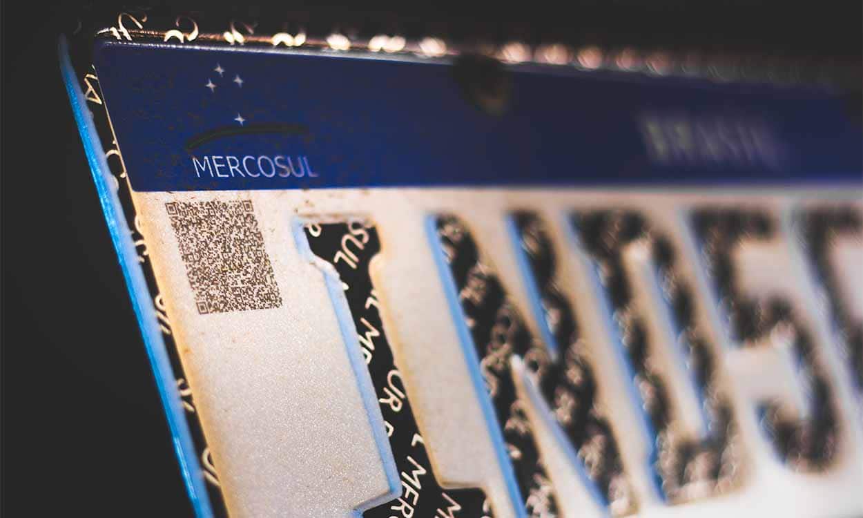 Imagem de uma placa de carro nova com símbolo do Mercosul