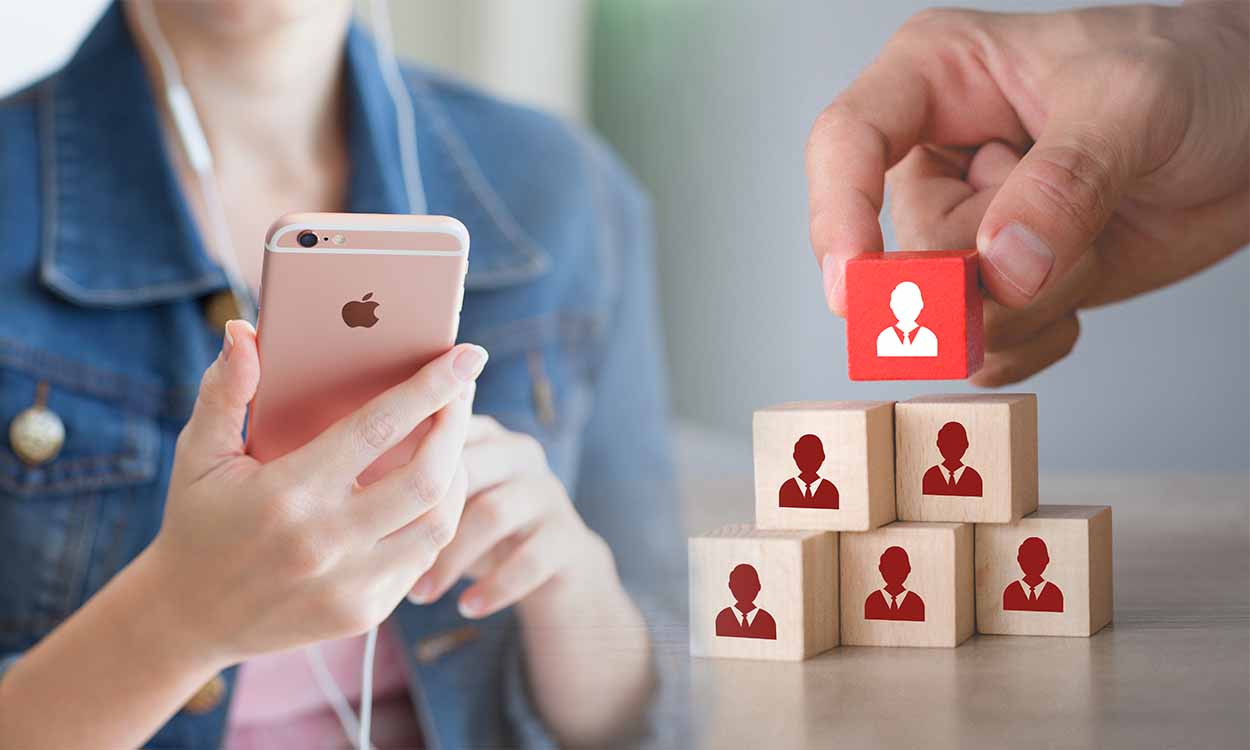 Mulher com celular nas mãos e ao lado peças representado às relações de trabalho.