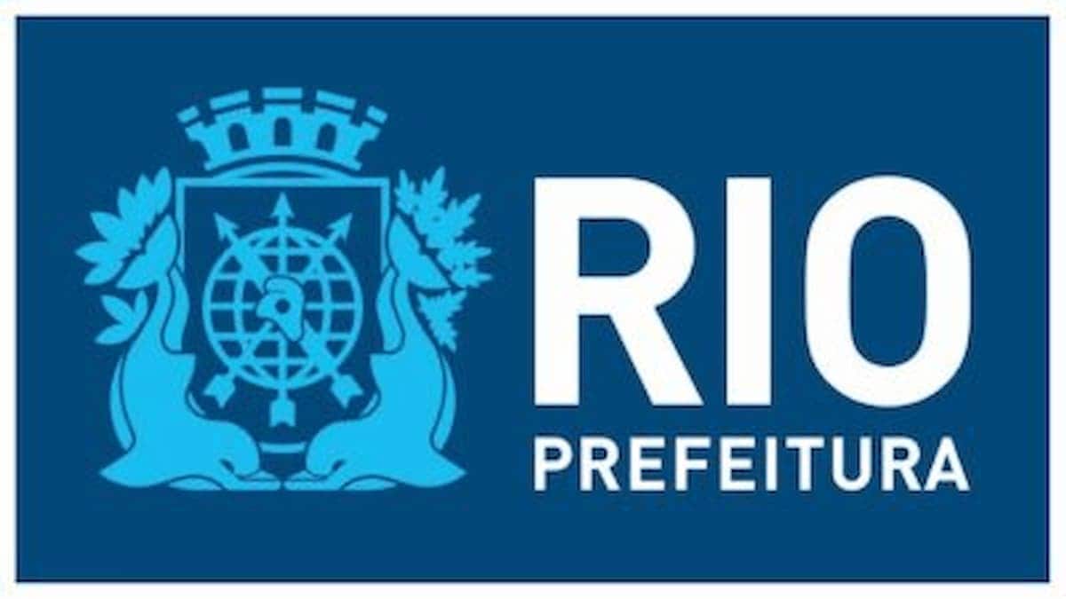 Logo da Prefeitura do Rio de Janeiro, com fundo azul, escrito em branco Rio Prefeitura à direita, com o brasão da cidade em azul claro, ao lado esquerdo da imagem