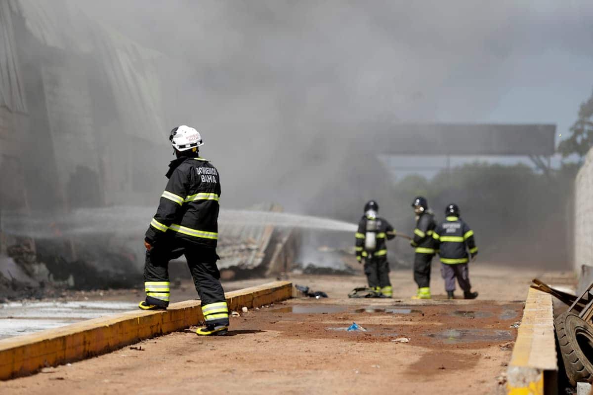 Bombeiros trabalham para cessar tragédia de incêndio.