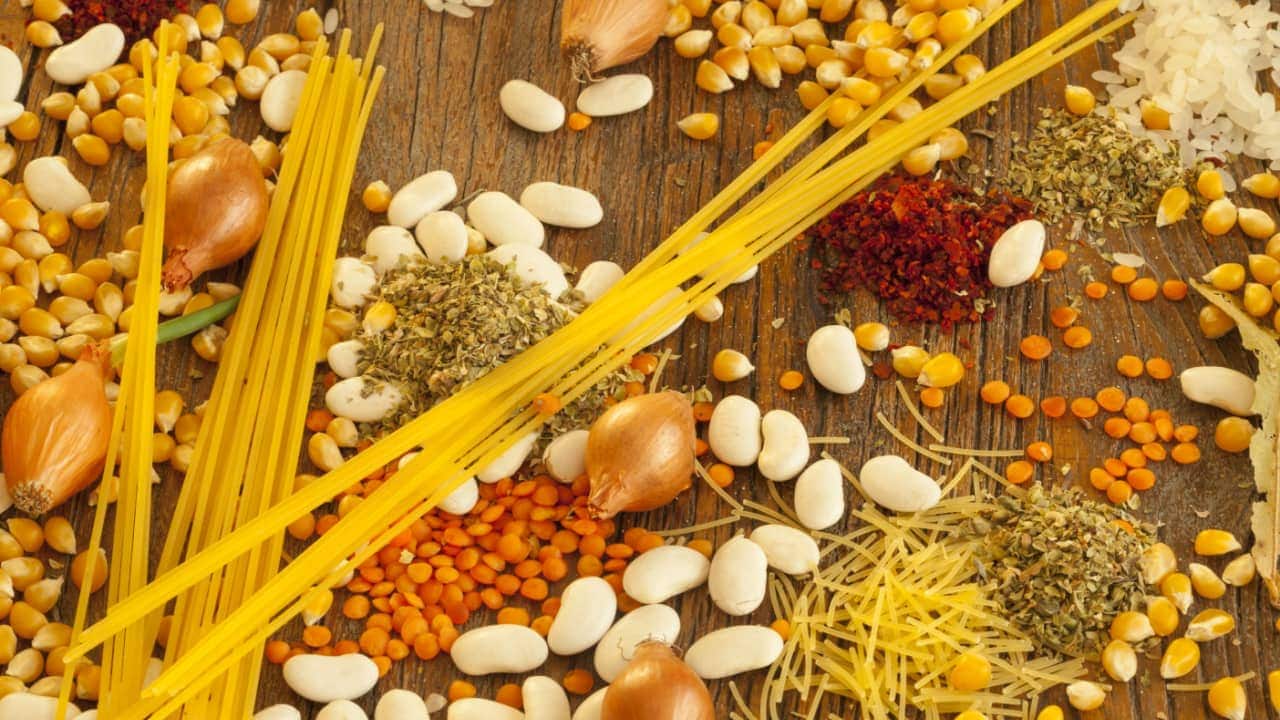 cereais, como feijão, milho, arroz, macarrão, cebola etc para vender