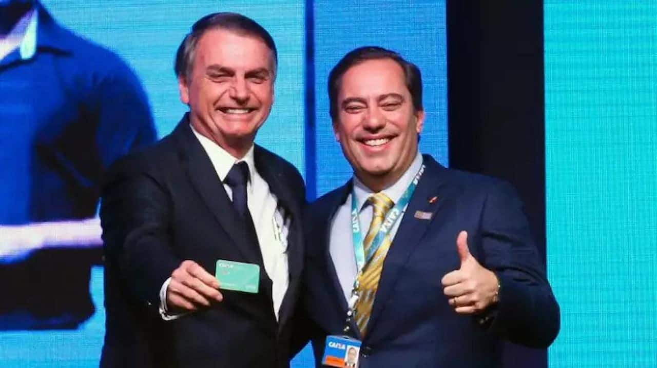 Ex-presidente Jair Bolsonaro sorrindo e posando para foto ao lado de Pedro Guimarães, ex-presidente da Caixa Econômica Federal, também sorridente