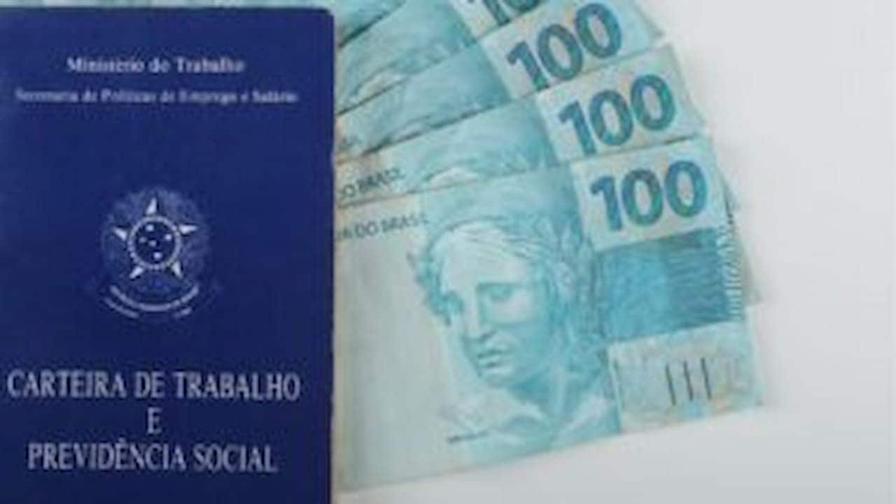 Carteira de trabalho e notas de cem