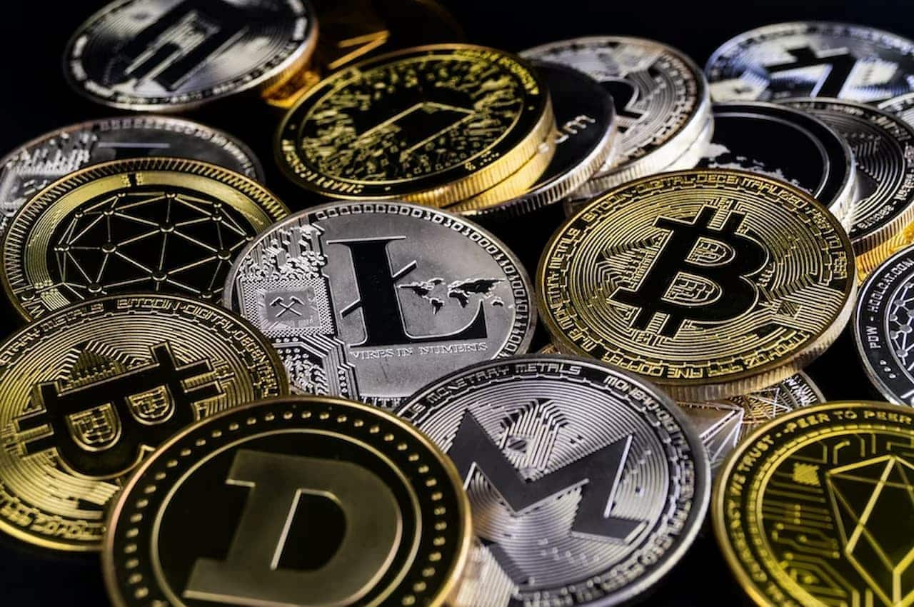 Várias criptomoedas espalhadas sobre uma superfície plana