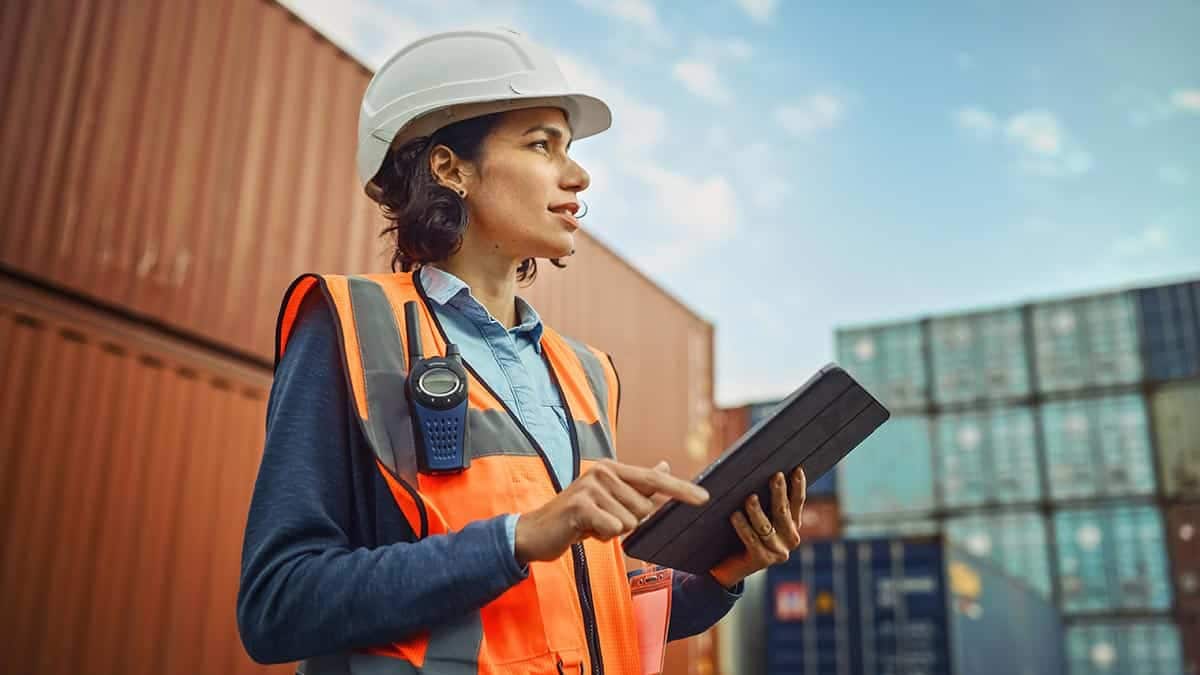 Inspetora no terminal de contêineres. Licença Flex busca desburocratizar comércio.
