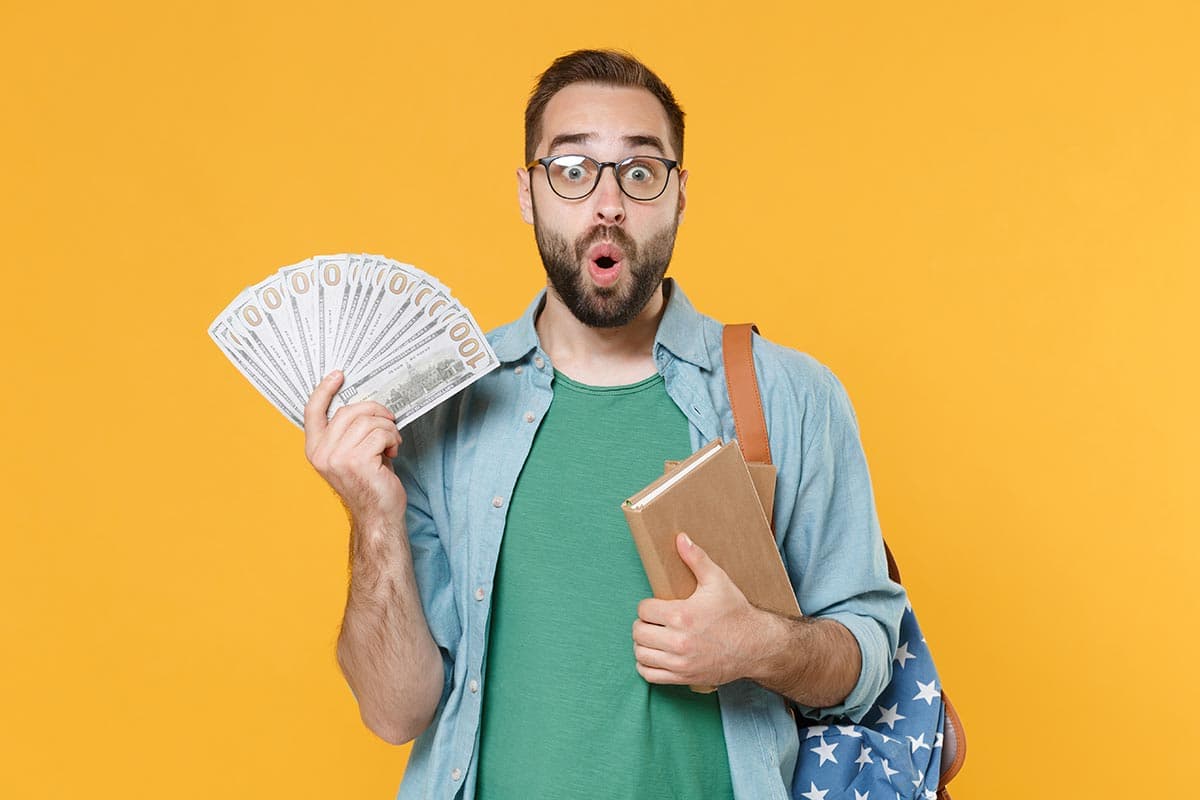 Muitos universitários podem garantir até R$ 5.800 com este programa do governo e nem sabem!