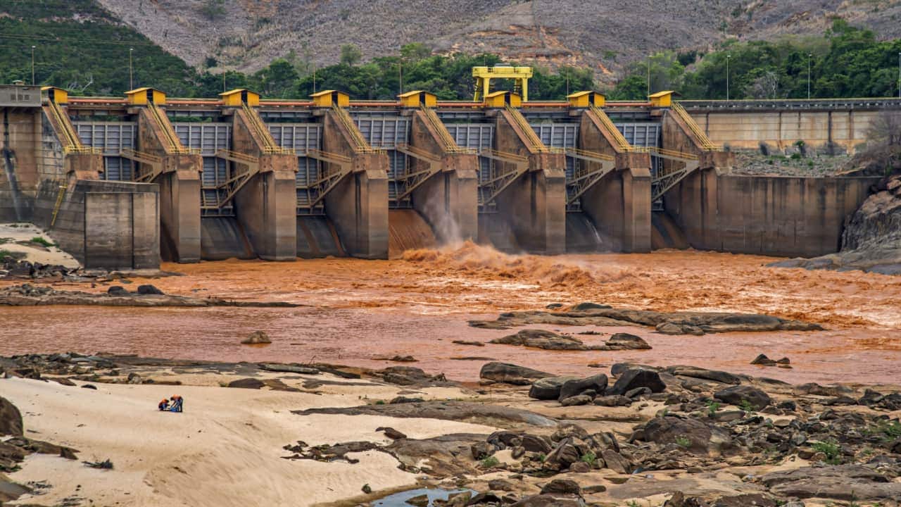 Rio Doce, em Minas Gerais, cheio de lama após tragédia em Mariana