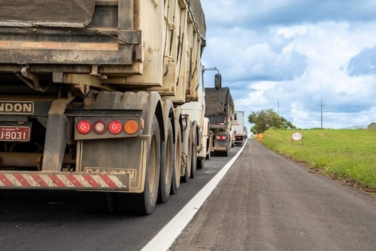 Caminhões em uma rodovia