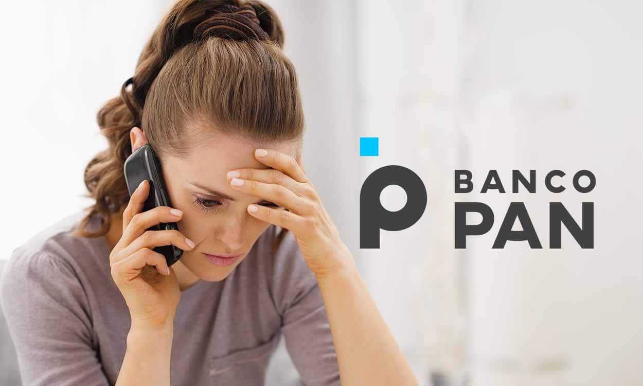 Uma mulher preocupada fala ao celular, ao lado dela está o logotipo do Banco Pan.