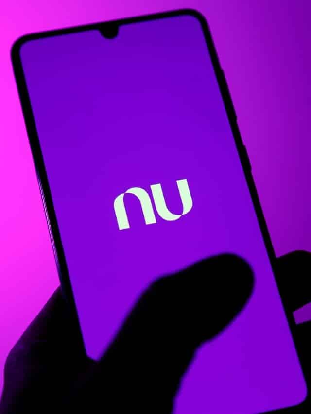mão segurando celular com logo do Nubank na tela