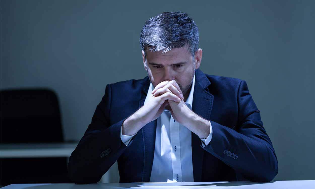 Homem com expressão de preocupação