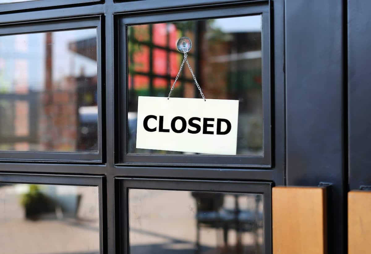 Porta com sinal de CLOSED, que significa FECHADO