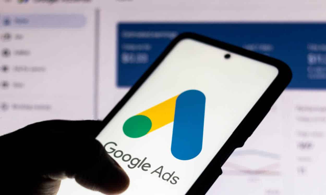 Celular com a logo do Google Ads na tela