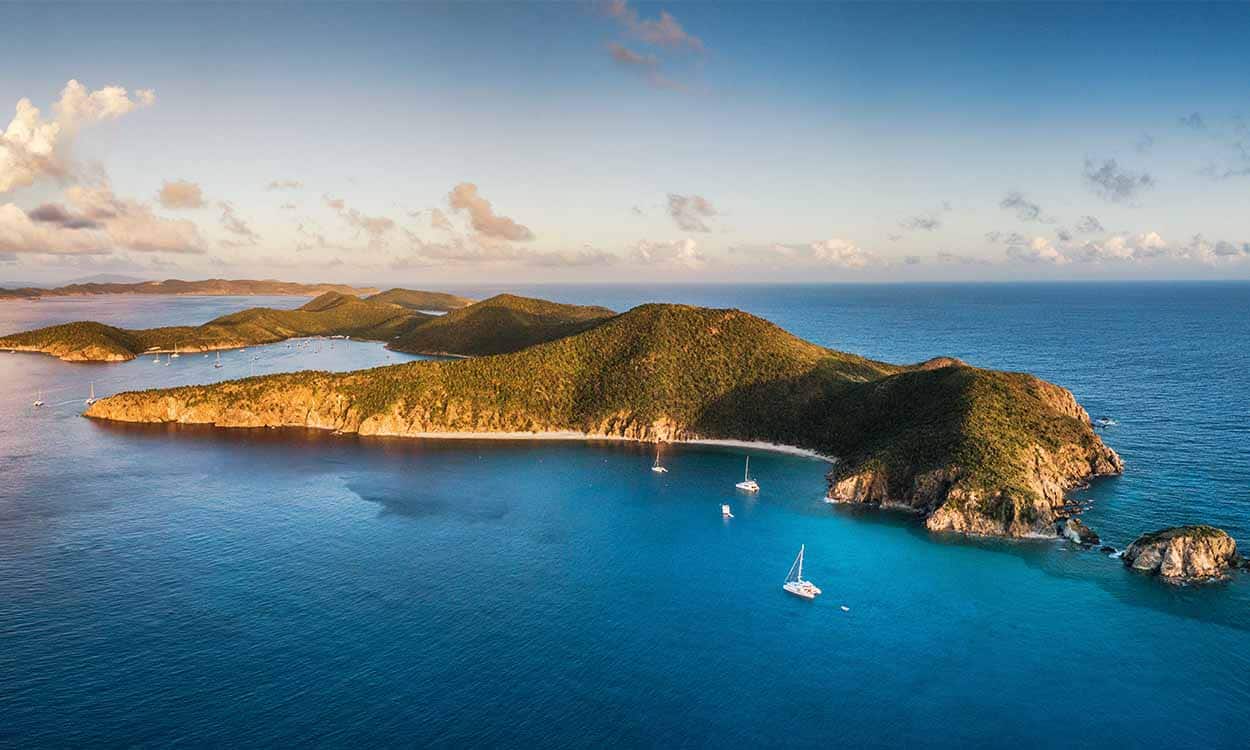 Imagem de uma ilha no meio do mar
