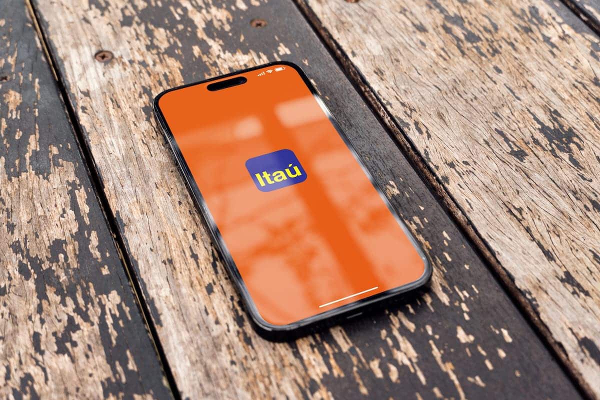 Deu a louca no Itaú: banco libera 26% de desconto em celulares Samsung
