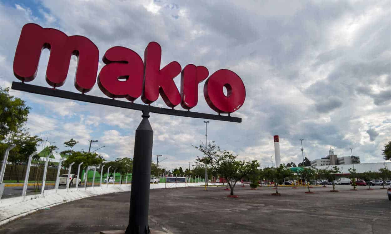 Letreido do Makro em um poste que está em um estacionamento