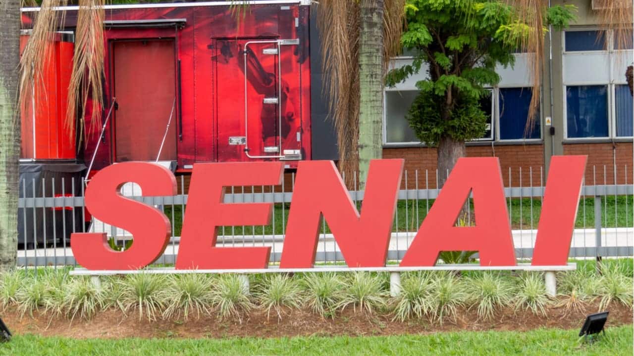 Letreiro do Senai em frente ao que parece ser uma unidade do Serviço
