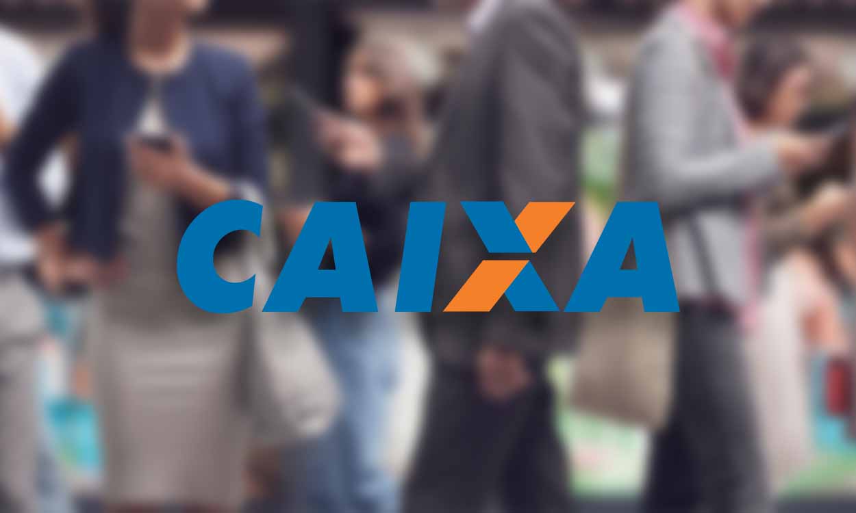logo da Caixa Econômica Federal no centro, no fundo a imagem desfocada de várias pessoas numa fila