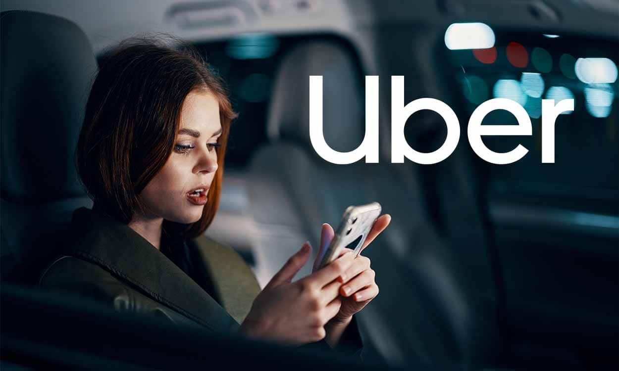 Mulher olhando assustada para o celular dentro de um carro. A palavra "Uber" foi adicionada, ao lado da mulher, via edição