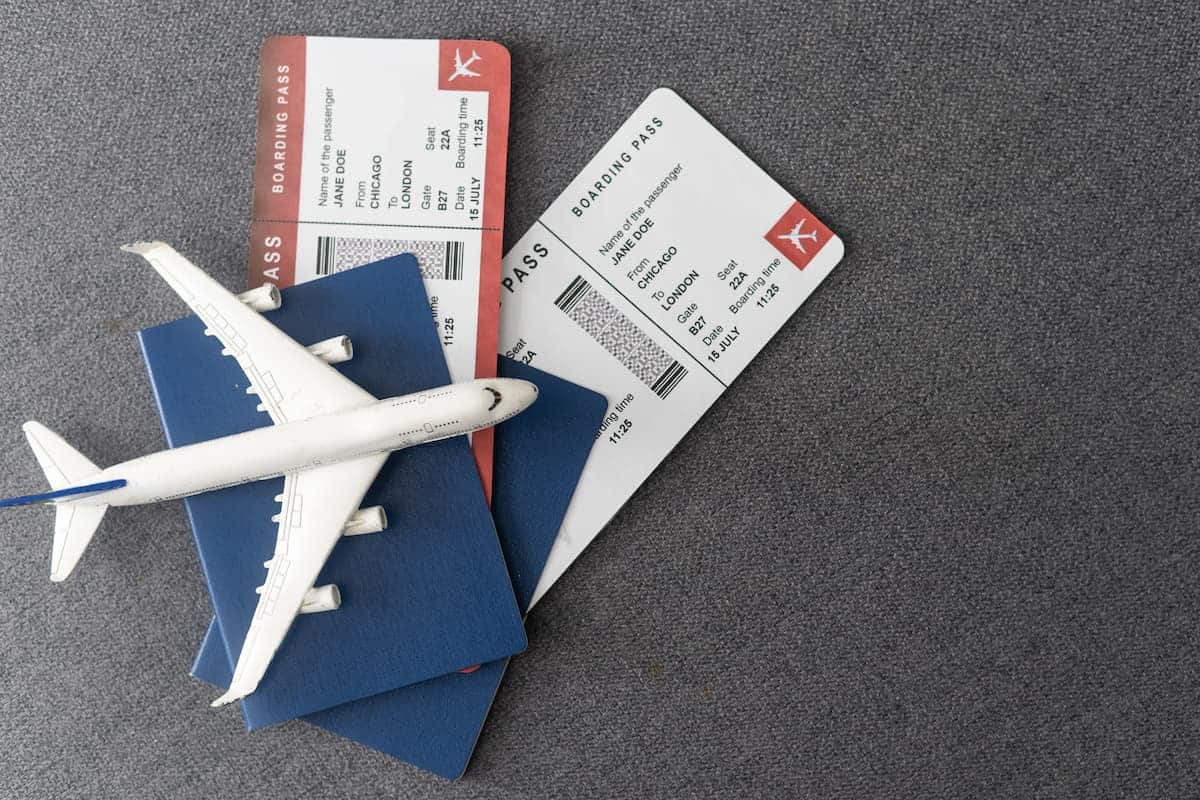 Passagens aéreas dentro de passaportes e avião miniatura sobre elas google
