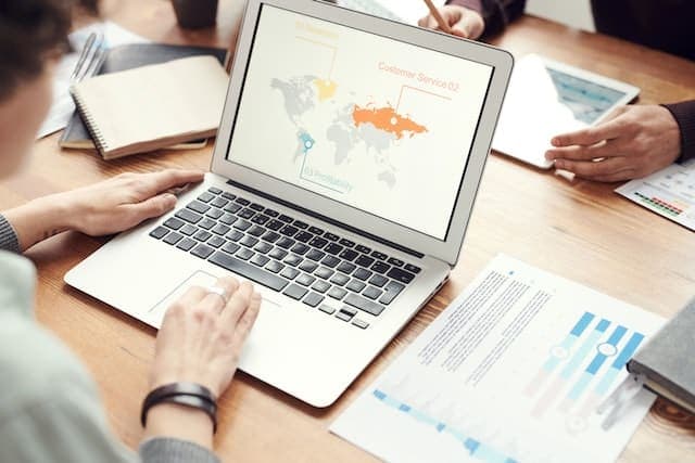 Cobertura internacional: a importância de um seguro para notebook em viagens