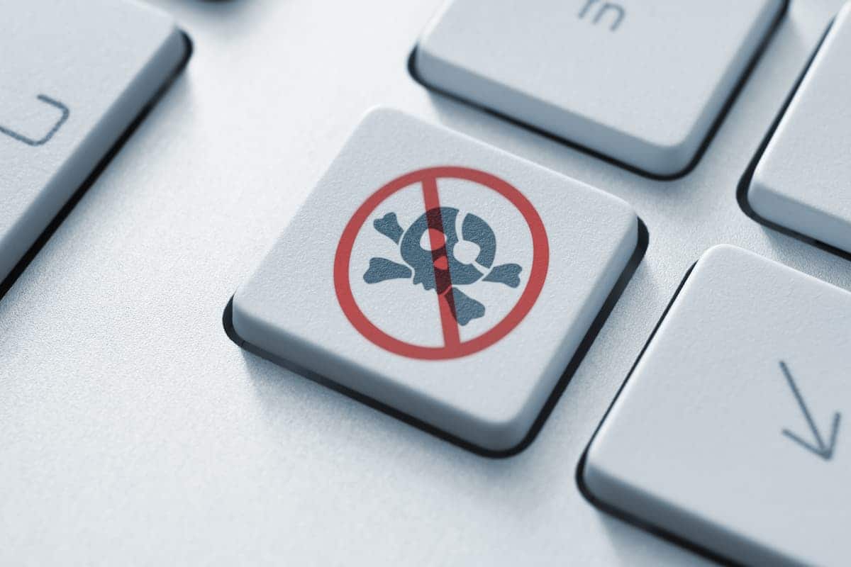 Sinal "proibido pirataria" em teclado de computador