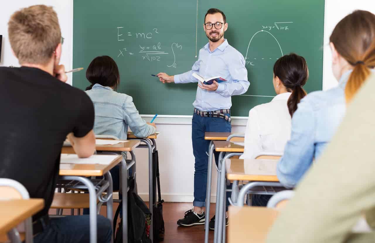 Professor em sala de aula com alunos