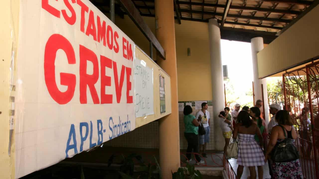 professores da rede pública protestam durante greve na cidade de Porto Seguro, no sul da Bahia