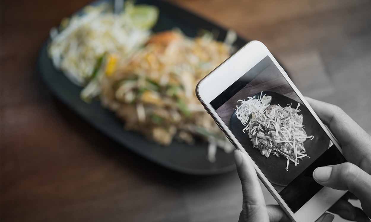 Restaurante proíbe clientes de usar celular à mesa