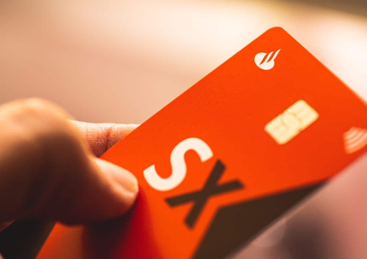 Cartão Santander SX na mão de cliente do banco