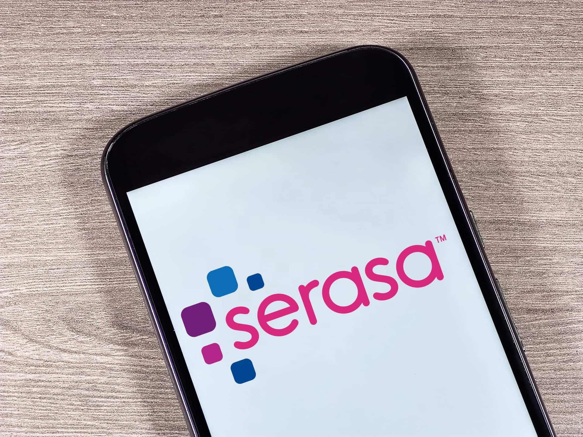 Celular com o aplicativo do Serasa aberto