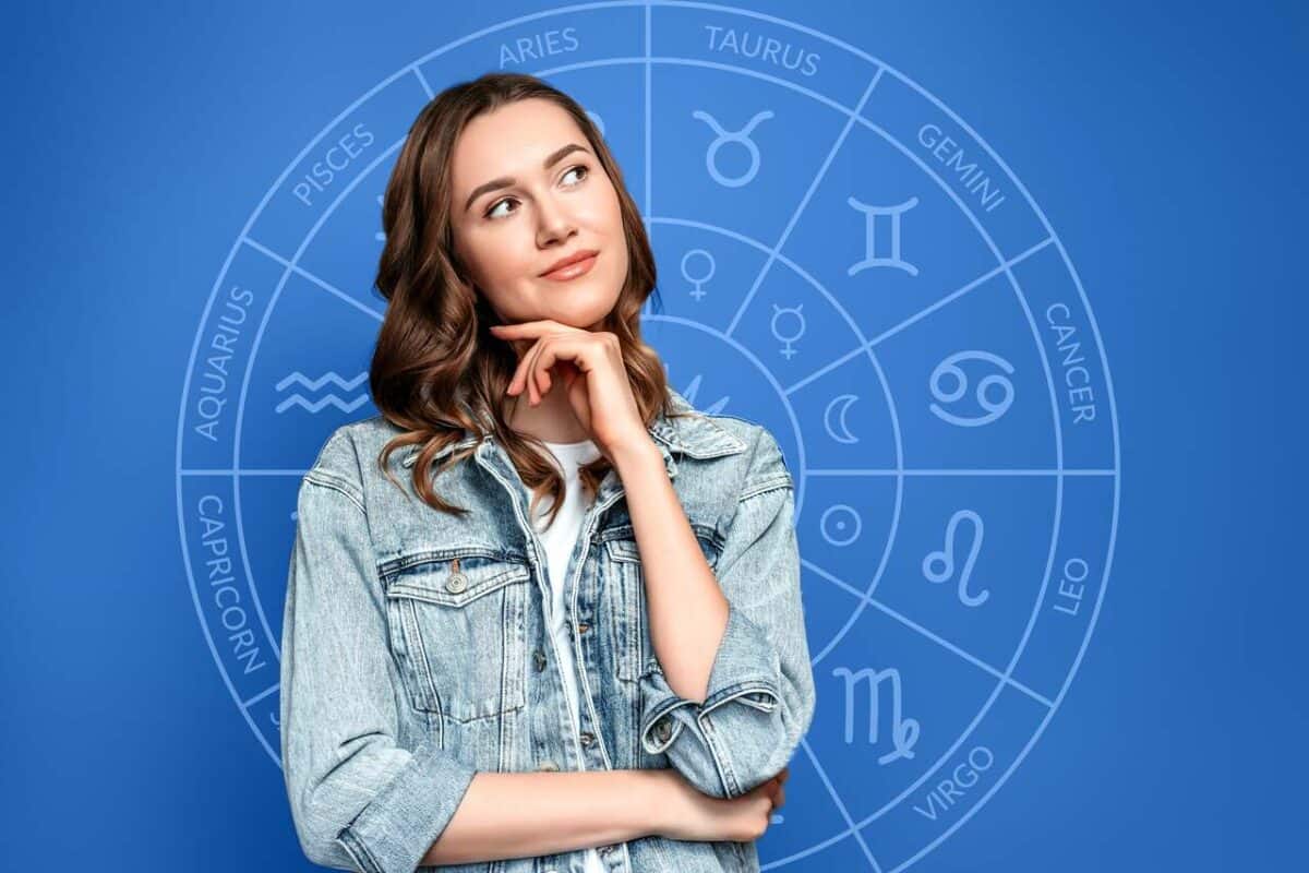 Mulher pensativa com um fundo azul e círculo astrológico com signos
