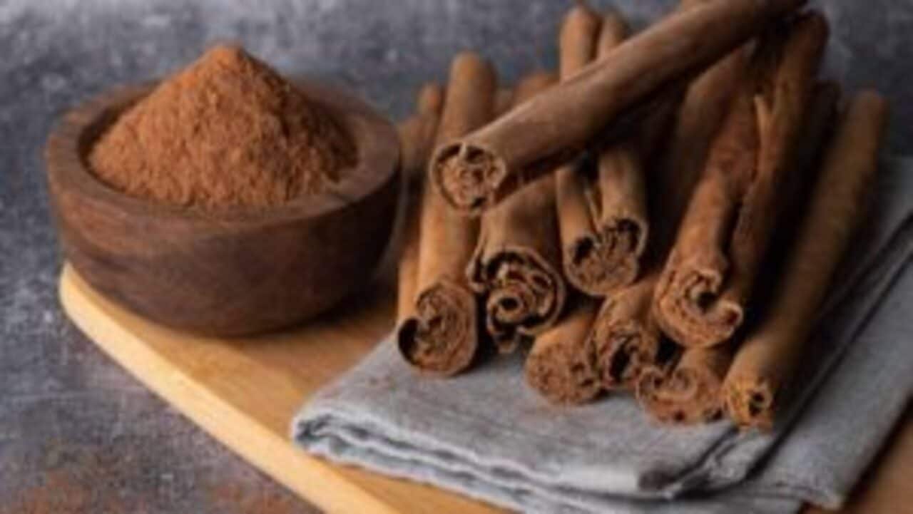 Canela em pó e canela em pau