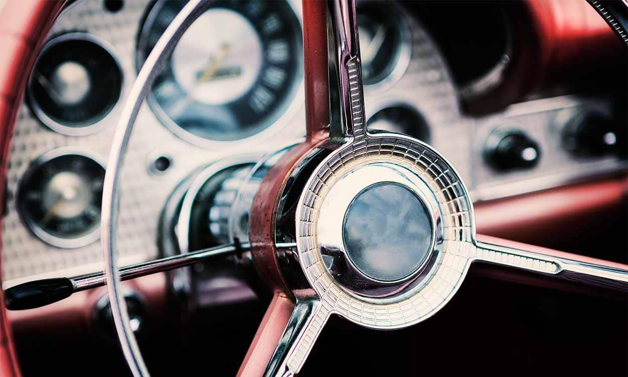 Imagem de um volante de carro antigo