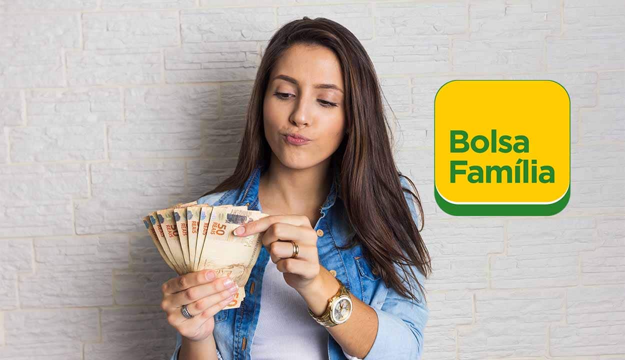 Mulher contando um leque de notas de 50 e, ao lado, o logo do bolsa família adicionado via edição