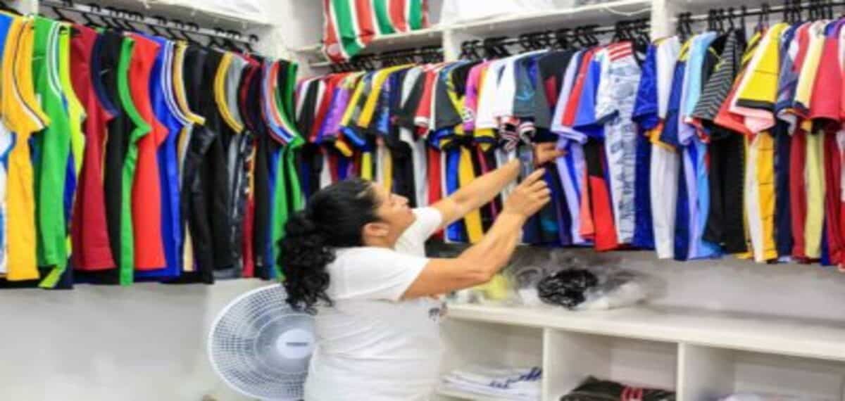 Mulher em uma loja de roupas em Manaus (AM).