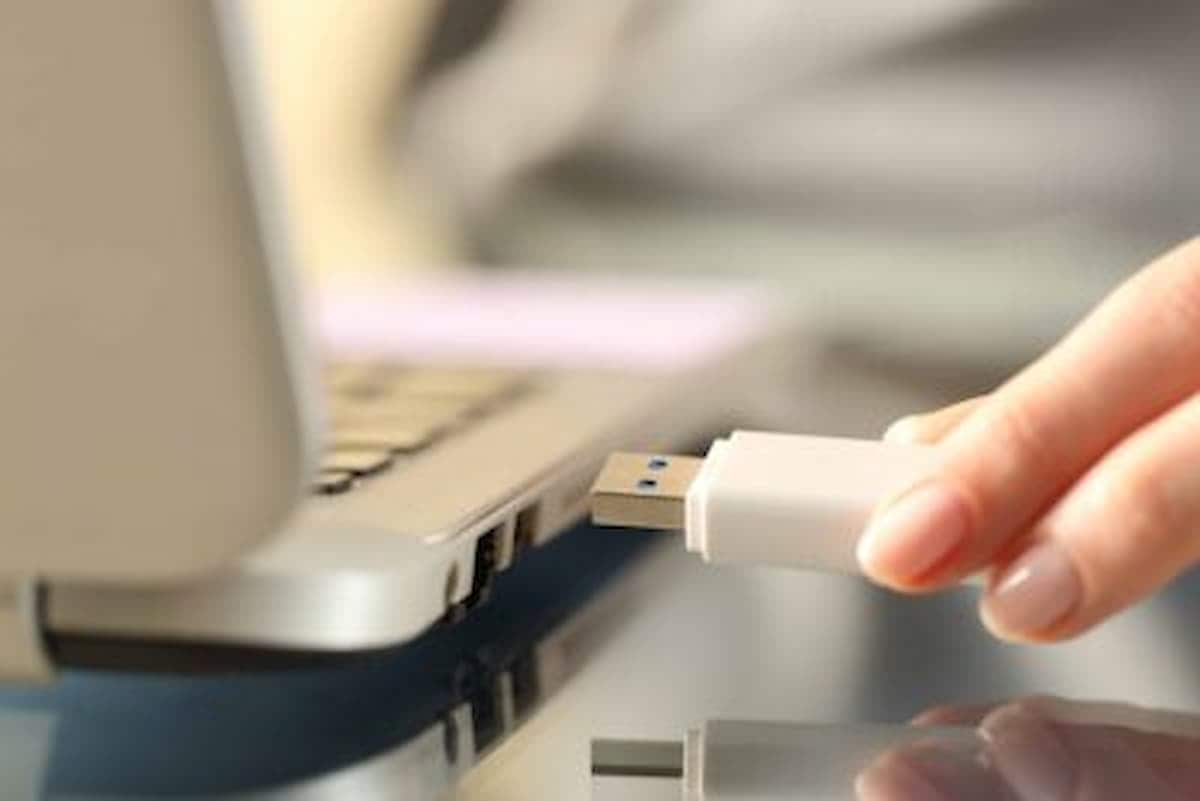 Pen Drive sendo conectado em um notebook