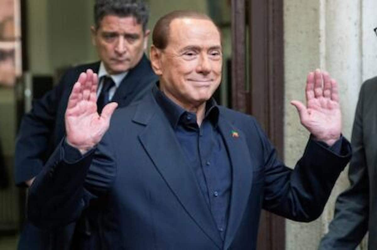 Silvio Berlusconi cumprimentando pessoas na Itália