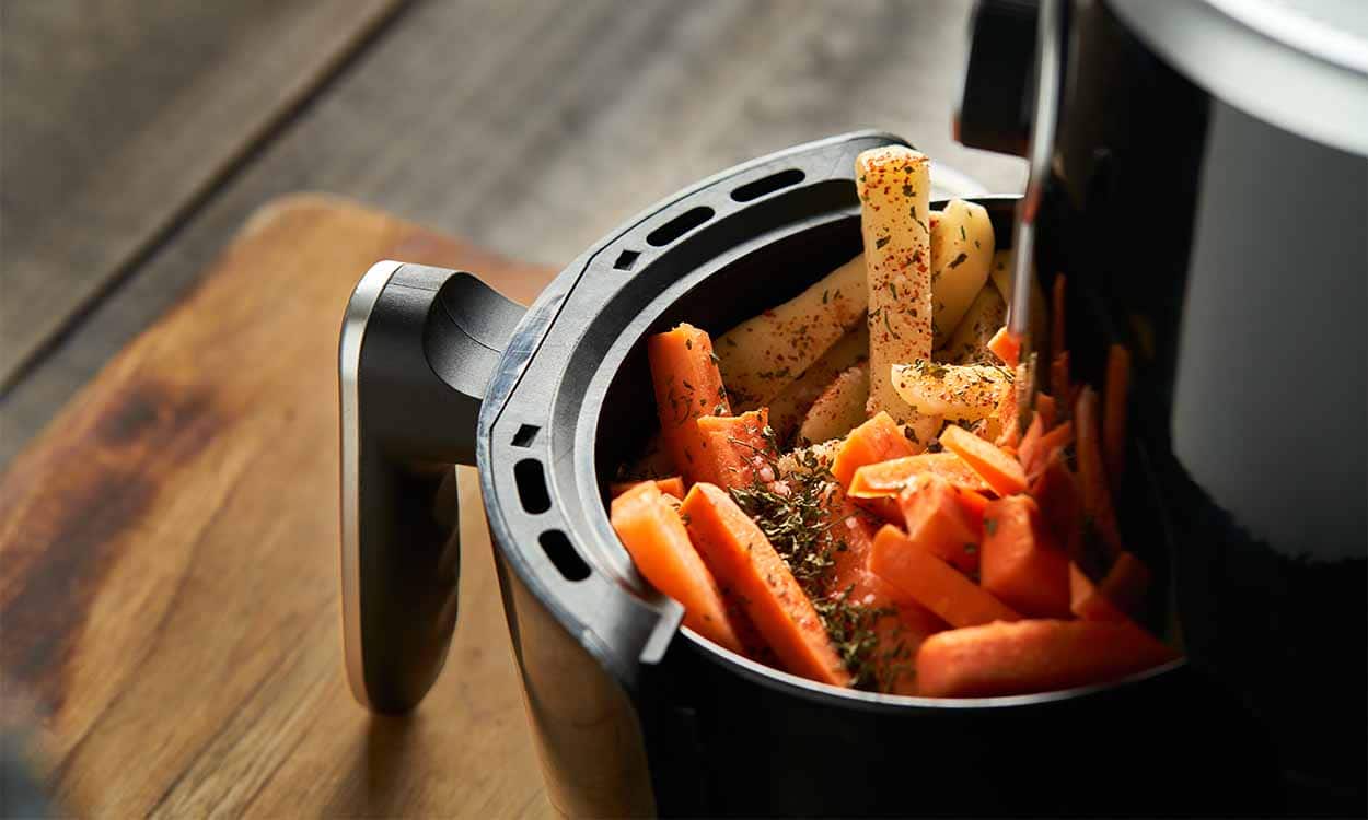 Imagem de uma airfryer aberta