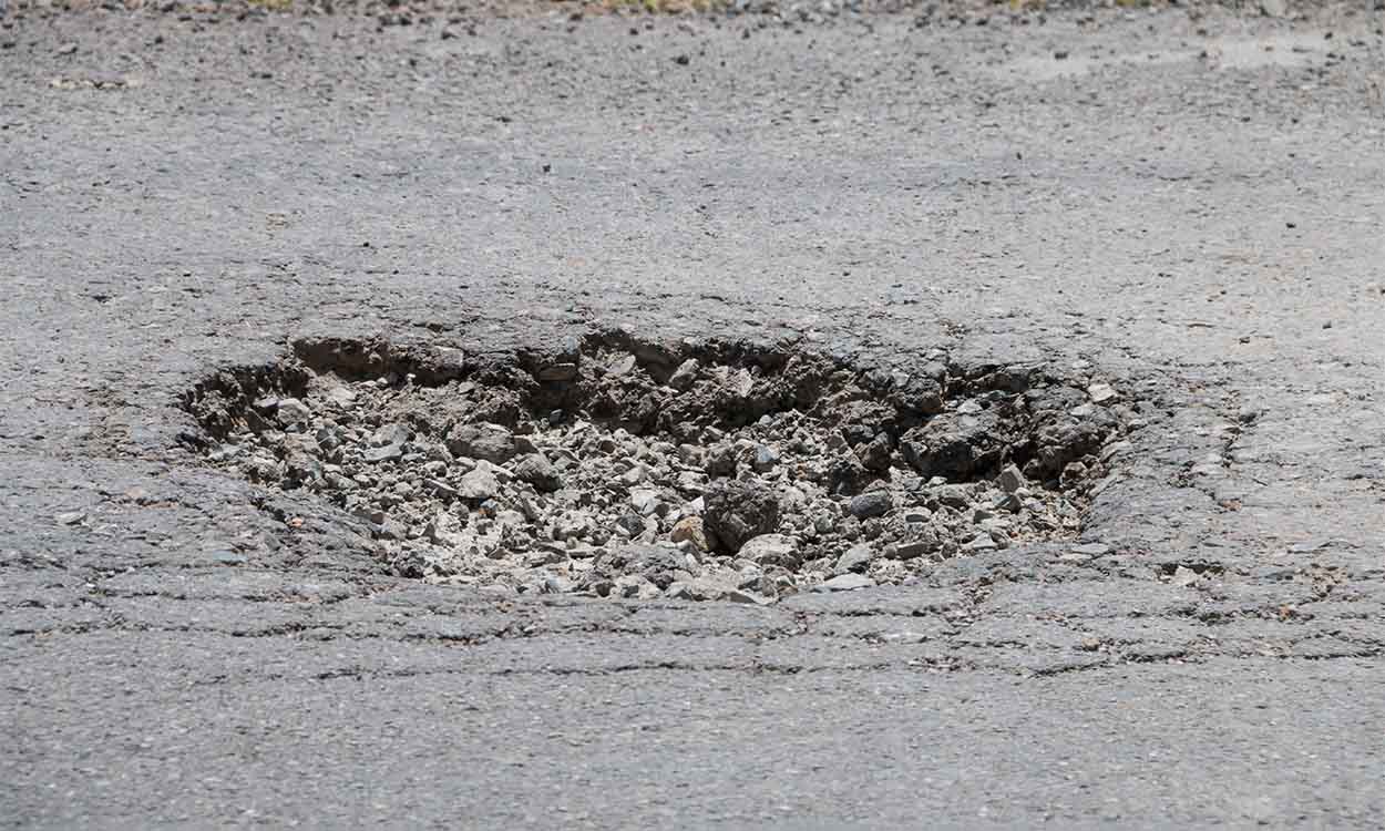Passageira de ônibus será indenizada em R$ 20 mil por se machucar em buraco; entenda o que aconteceu
