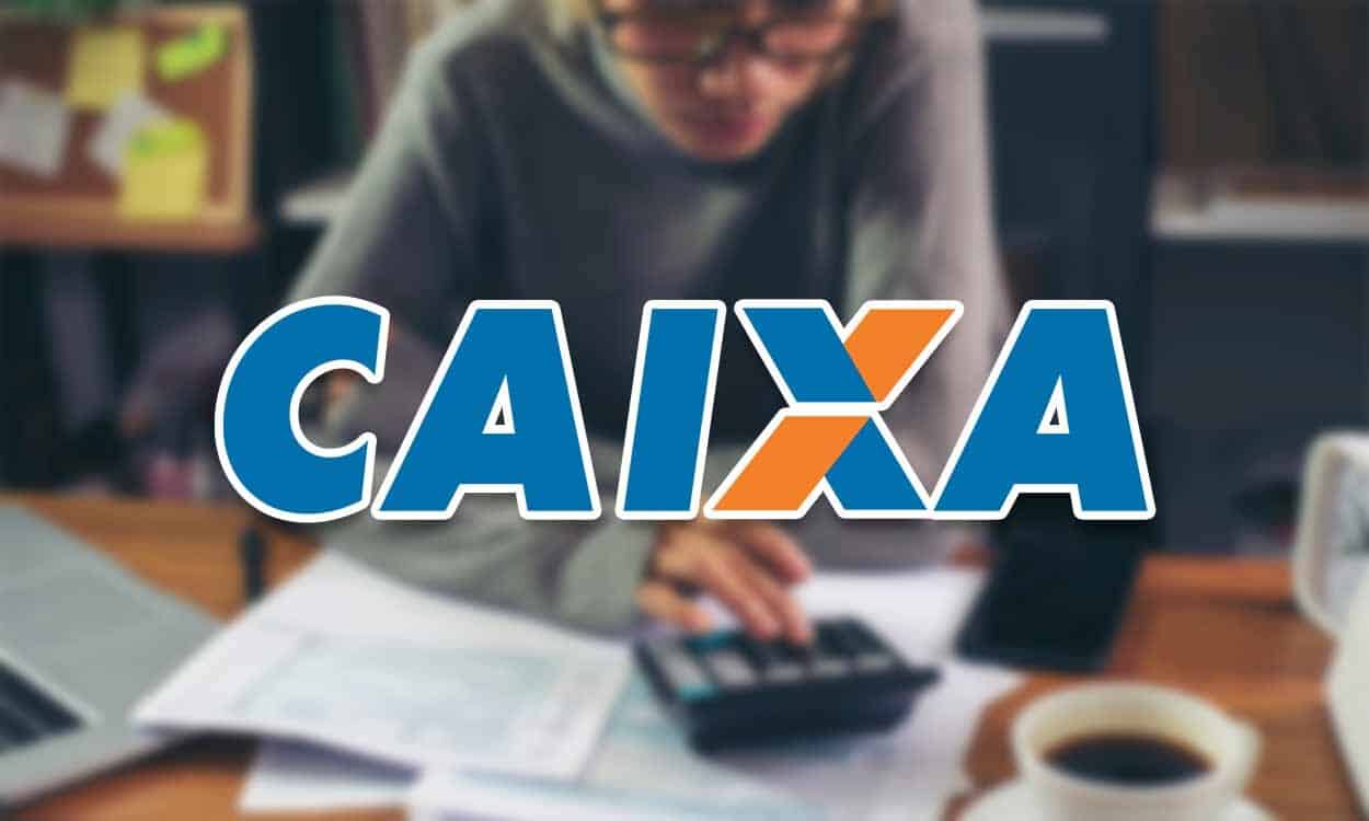 Montagem de logo da caixa em cima da imagem desfocada de uma pessoa, numa mesa de escritório, calculando em uma calculadora. Há papeis, caneca e notebook na mesa