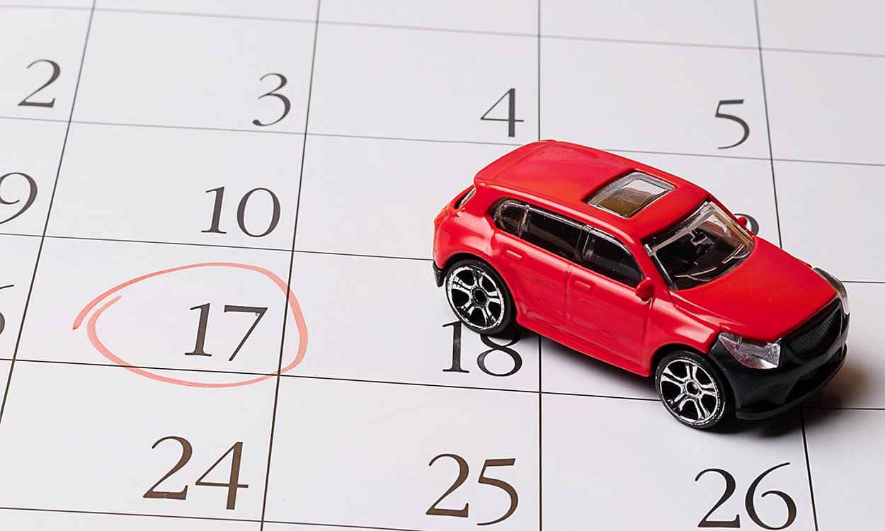 Carro de brinquedo em cima de um calendário com data marcada.